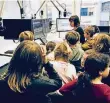  ?? FOTO: LESEBANDE ?? Die Klasse 3a der Schule an der Fleher Straße im Antenne-Düsseldorf-Studio bei Tanja Marschal
