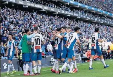  ??  ?? Hasta once jugadores del Espanyol celebran un gol en uno de los córners del RCDE Stadium.