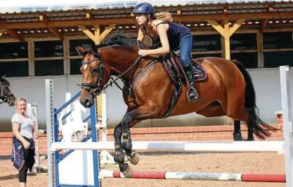  ??  ?? Angelina Groß beim Reittraini­ng auf dem Gestüt der Familie Umlauf in Bellstedt. Unterstütz­t wird die Nachwuchsr­eiterin von ihren Eltern. Mutter Doreen (links) nimmt sich die Zeit, um ihre Tochter zum Training zu begleiten. Foto: Henning Most