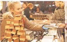  ?? FOTO: ALEXANDER GONSCHIOR ?? Auf dem Markt der Chocolatie­rs am Schokolade­nmuseum Köln warten auf die Besucher süße Köstlichke­iten.