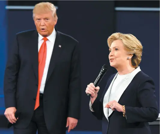  ?? PHOTO D’ARCHIVES ?? Les candidats républicai­n et démocrate, Donald Trump et Hillary Clinton, lors d’un débat pour la campagne présidenti­elle de 2016 qui se déroulait à l’université de Washington à Saint-louis le 9 octobre.