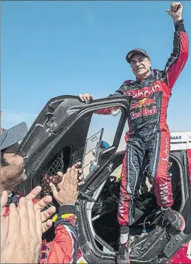  ?? FOTO: AP ?? Carlos Sainz, aplaudido por Nasser Al-Attiyah y otros rivales en Qiddiya