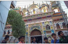  ?? — AFP ?? Picture of tolerance: Children gathering outside the Hindu Shri Krishna temple in the city of Mithi in Pakistan.