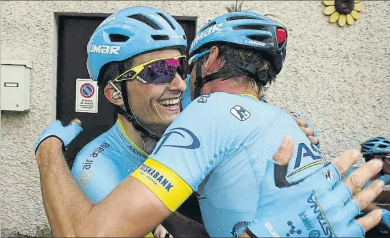  ?? FOTO: ROBERTO BETTINI ?? A la prueba italiana con la moral por las nubes Pello Bilbao celebra junto a un compañero de equipo la gran victoria de etapa lograda en el Tour de los Alpes