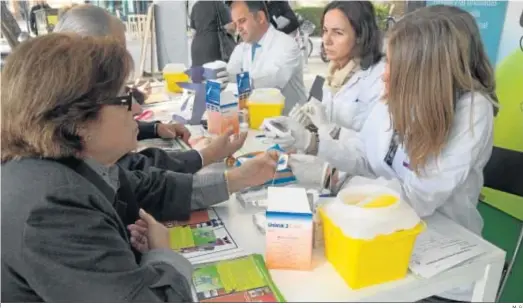  ?? M. G. ?? Voluntaria­s realizan pruebas de glucosa en una campaña de prevención de diabetes tipo 2.