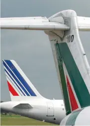  ??  ?? Fine dell’alleanza. Un vettore Air France e uno Alitalia