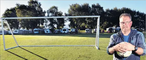  ?? PHOTO: PETER MCINTOSH ?? Fair play . . . Mosgiel Football Club member Craig Whitson in Memorial Park last night.