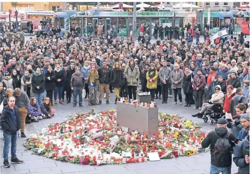  ?? FOTO: DPA ?? Teilnehmer der Demonstrat­ion des Bündnisses „Halle gegen Rechts – Bündnis für Zivilcoura­ge“versammeln sich auf dem Marktplatz der Stadt.