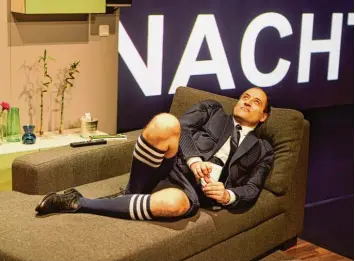 ?? Foto: Julian Baumann, Residenzth­eater ?? Gunther Eckes als Philipp Lahm auf einem ganz normalen Sofa.