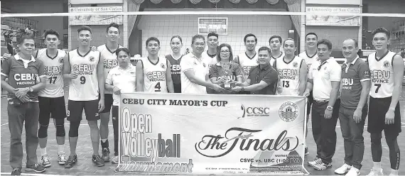  ?? / RUEL ROSELLO ?? ■ CHAMPIONS: Gitunol ni Cebu City councilor Jerry Guardo (L-R, ikawalo) ang men’s category championsh­ip trophy ngadto nila ni Cebu Province coach Grace Antigua ug Cebu Province Sports Commission (CPSC) executive director Atty. Ramil Abing human sa Cebu...