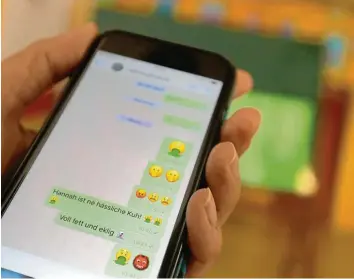  ?? Foto: Oliver Berg/dpa ?? Mobbing spielt sich immer mehr über Kurznachri­chtendiens­te ab, das heißt, zu jeder Tages- und Nachtzeit – und ohne Aufsicht. Hier sind nicht nur Lehrer, sondern vor allem Eltern gefragt, den Umgang mit dem Smartphone zu begleiten.