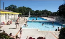  ??  ?? La piscine de Limogne dont les plages viennent d’être refaites