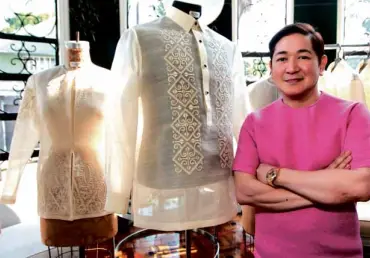  ?? LEO M. SABANGAN II ?? DESIGNER Paul Cabral poses beside the barong he designed for US President Barack Obama.