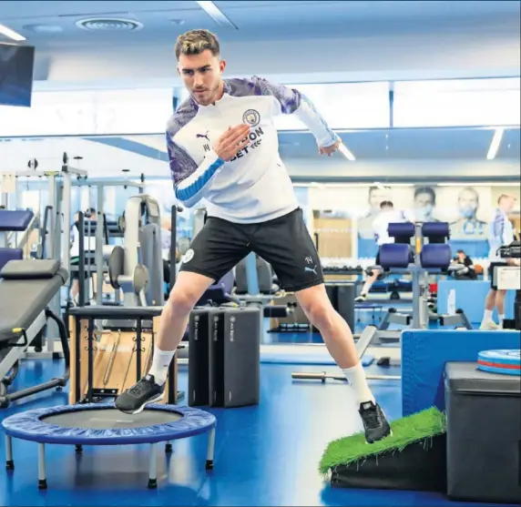  ??  ?? Aymeric Laporte realiza ejercicios en el gimnasio de la City Football Academy, la ciudad deportiva ‘skyblue’.