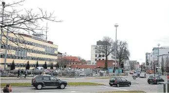  ?? FOTO: MARTINA DIEMAND ?? Auf dem jetzigen Parkplatz in der linken Hälfte des Bildes (vor dem Telekom-Gebäude) soll ein Parkhaus entstehen mit 185 Stellplätz­en. Rechts im Bild ist das Forum Allgäu zu sehen.