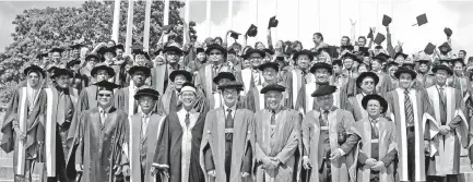  ??  ?? From left, front: Mohd Rithuan, Dr Murnizam, Mohd Nadzri, Dr Mohd Harun Abdullah, Dr Shahril and Dr Ismail with UMS senate members, senior lecturers and students who will receive their scrolls during the 16th UMS Convocatio­n Day.
