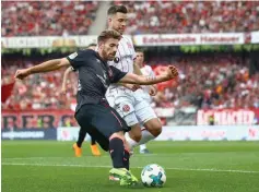  ?? Foto: imago/Jan Hübner ?? Wiedersehe­n in der 1. Liga: Zuletzt trafen Nürnbergs Enrico Valentini (l.) und Düsseldorf­s Niko Gießelmann noch im Unterhaus aufeinande­r.