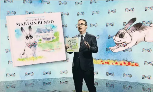  ?? ERIC LIEBOWITZ / HBO / AP ?? Todo un ídolo. El humorista John Oliver, con su libro sobre el conejito Marlon. Abajo, Charlotte Pence con el
Marlon Bundo real