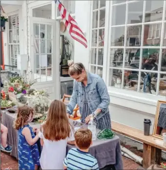  ?? PHOTO COURTESY DISCOVER MARBLEHEAD ?? BROWSING: The historic district of Marblehead are alive with local merchants, artists and more during the Marblehead Spring Celebratio­n.