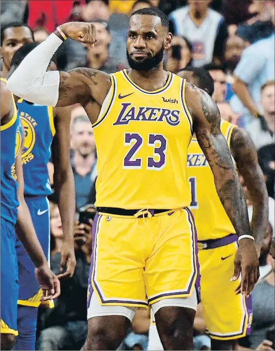  ??  ?? Amb múscul LeBron James ensenya el seu braç poderós durant el partit de pretempora­da que el 10 d’octubre va enfrontar Los Angeles Lakers amb els Golden State Warriors