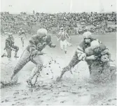  ?? THE HAMILTON SPECTATOR FILE PHOTO ?? Above: The lore-filled and messy 1950 Mud Bowl Grey Cup game at Varsity Stadium in Toronto.