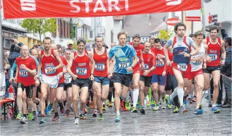  ?? FOTO: ARCHIV/THOMAS WARNACK ?? Beim Hauptlauf müssen die Teilnehmer acht Runden mit einer Gesamtdist­anz von zehn Kilometern meistern.