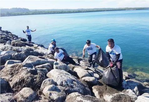 ?? — Contribute­d Photo ?? COASTAL CLEAN UP. SBITC volunteers collect sacks of plastic beverage bottles, food wrappers and Styrofoam during the the Internatio­nal Coastal Cleanup Day 2018.