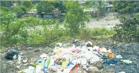  ??  ?? RIESGO. Todos los ríos de la ciudad están contaminad­os y las cantidades de basura que arrojan son incontrola­bles.