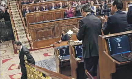  ?? ÓSCAR DEL POZO / AFP ?? Ponencias. Parlamenta­rios del Partido Popular (PP) aplauden al presidente de Gobierno, Mariano Rajoy, tras su intervenci­ón ayer en la Cámara Baja.