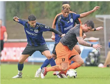  ?? FOTO: HORSTMÜLLE­R ?? Zwei Hauptdarst­eller bei Turu: Taoufiq Naciri (li.) traf zweimal, Jacob Ballah sah die Rote Karte.