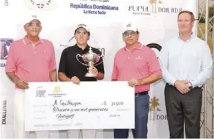  ??  ?? Al centro Andrés Gallegos, ganador del Puerto Plata DR Open PGA Tour LA, junto a Rafael Villalona, presidente de la Fedogolf; Paul Brugal, presidente de Playa Dorada Golf Course; y John Slater, VP de Competenci­as de PGA Tpur LA.