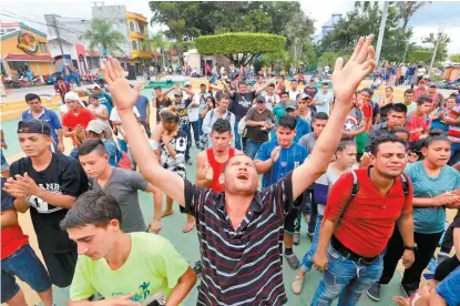  ??  ?? Los centroamer­icanos se congregaro­n en la explanada del parque Erik Suñiga, donde se asean y comen.