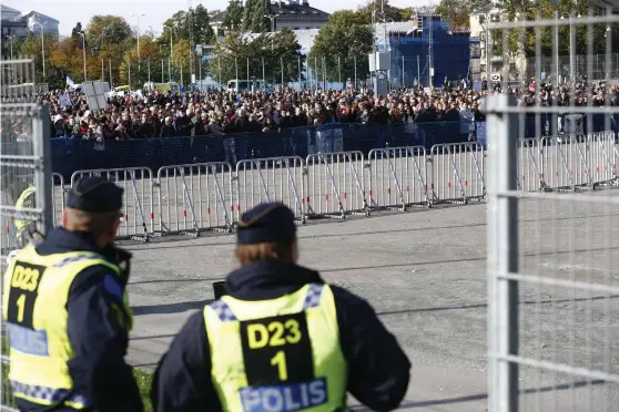  ?? Bild: THOMAS JOHANSSON/TT ?? Genrep. Tusentals motdemonst­ranter samlades i Göteborg i lördags för att manifester­a mot Nordiska motståndsr­örelsen. I november väntas fler demonstrat­ioner i Göteborg då ett Eu-toppmöte genomförs i staden.