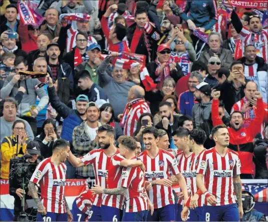  ??  ?? Felipe felicita a Correa, Koke abraza a Trippier, Savic se acerca con una sonrisa... El Atleti celebra su gol al Sevilla en el Wanda, el 7 de marzo.