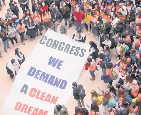  ??  ?? Decenas de miles de ‘soñadores’ se manifestar­on en Washington y en las principale­s ciudades del país por el ‘Dream Act’.