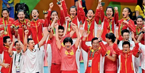  ?? CFP ?? 20 de agosto de 2016. Lang Ping y los miembros del equipo femenino chino de voleibol celebran durante la ceremonia de premiación en las Olimpiadas de Río 2016.