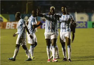  ?? Ricardo Chicarelli/LEC ?? Amizade e entrosamen­to: Douglas Coutinho e Gabriel Santos mantêm fora de campo a mesma sintonia nos jogos, já marcaram cinco vezes na Série B e são os destaques do LEC na competição