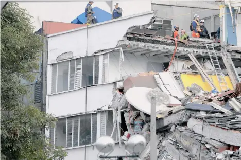  ??  ?? Unas 3,000 construcci­ones fueron gravemente dañadas surante el sismo.
/GETTY IMAGES