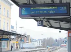  ?? FOTO: HELEN BELZ ?? Bis zum 25. März fahren keine Züge von Friedrichs­hafen nach Lindau, stattdesse­n ist ein Ersatzverk­ehr mit Bussen eingericht­et.