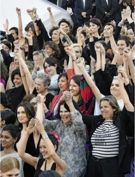  ??  ?? L’ESERCITO ROSA Sembravano quasi un esercito, le oltre 80 donne che hanno sfilato sul red carpet di Cannes. A guidarle la regista belga Agnès Varda e la presidente della giuria Cate Blanchett. Tra le italiane c’era anche Claudia Cardinale (al centro).