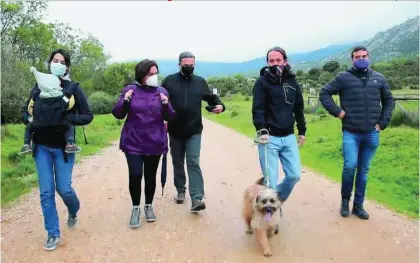  ?? DANI GAGO ?? PABLO IGLESIAS Paseo en la sierra madrileña junto a su perro y candidatos de la lista de Unidas Podemos.