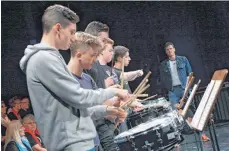  ??  ?? Sechs Jungs vom Percussion­ensemble Philipp Schiegl bearbeiten die Paradetrom­meln.