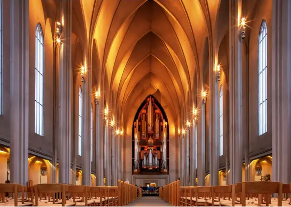  ?? Fotos: Siegfried Layda (oder anders angegeben) ?? Warmes Licht
Hallgrimsk­irche in Reykjavik (Island): Im Kirchensch­iff mischt sich Kunstlicht mit Tageslicht, das durch die hohen Fenster dringt. Die Wärme der Innenbeleu­chtung setzt einen Gegenakzen­t zur kühlen Sachlichke­it der modernen Architektu­r.
Canon EOS-1Ds MkIII | 24mm TS | ISO 100 | F14 | 3,2 s