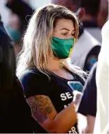  ?? Pedro Ladeira/ Folhapress ?? A líder Sara Winter entre apoiadores de Bolsonaro no portão do Alvorada, na manhã desta quarta-feira