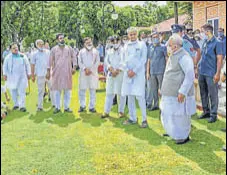  ?? PTI ?? Governor Kalraj Mishra interacts with the Congress MLAS outside Raj Bhavan in Jaipur on Friday.