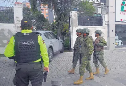  ?? I
AFP ?? Militares y policías vigilan la embajada ecuatorian­a en Quito.