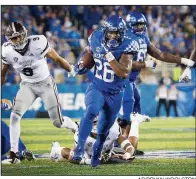  ?? AP/BRYAN WOOLSTON ?? Kentucky running back Benny Snell Jr. (26) ran for 165 yards and four touchdowns in Kentucky’s 28-7 victory over Mississipp­i State on Saturday night.