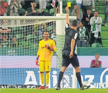 ?? ?? Tiago Martins exibe a Adán o primeiro cartão amarelo no jogo com o Marítimo