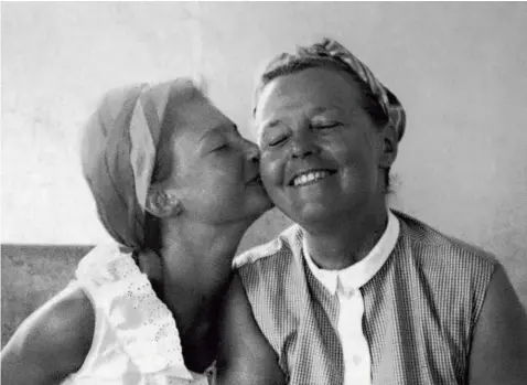  ??  ?? Charlotte Perriand con la figlia Pernette, Bananal, Brasile, 1963.