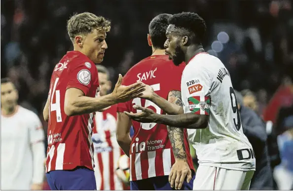  ?? FOTO: EFE ?? Intercambi­ando impresione­s Williams charla con Llorente en la semifinal disputada en el Metropolit­ano y que terminó con victoria visitante